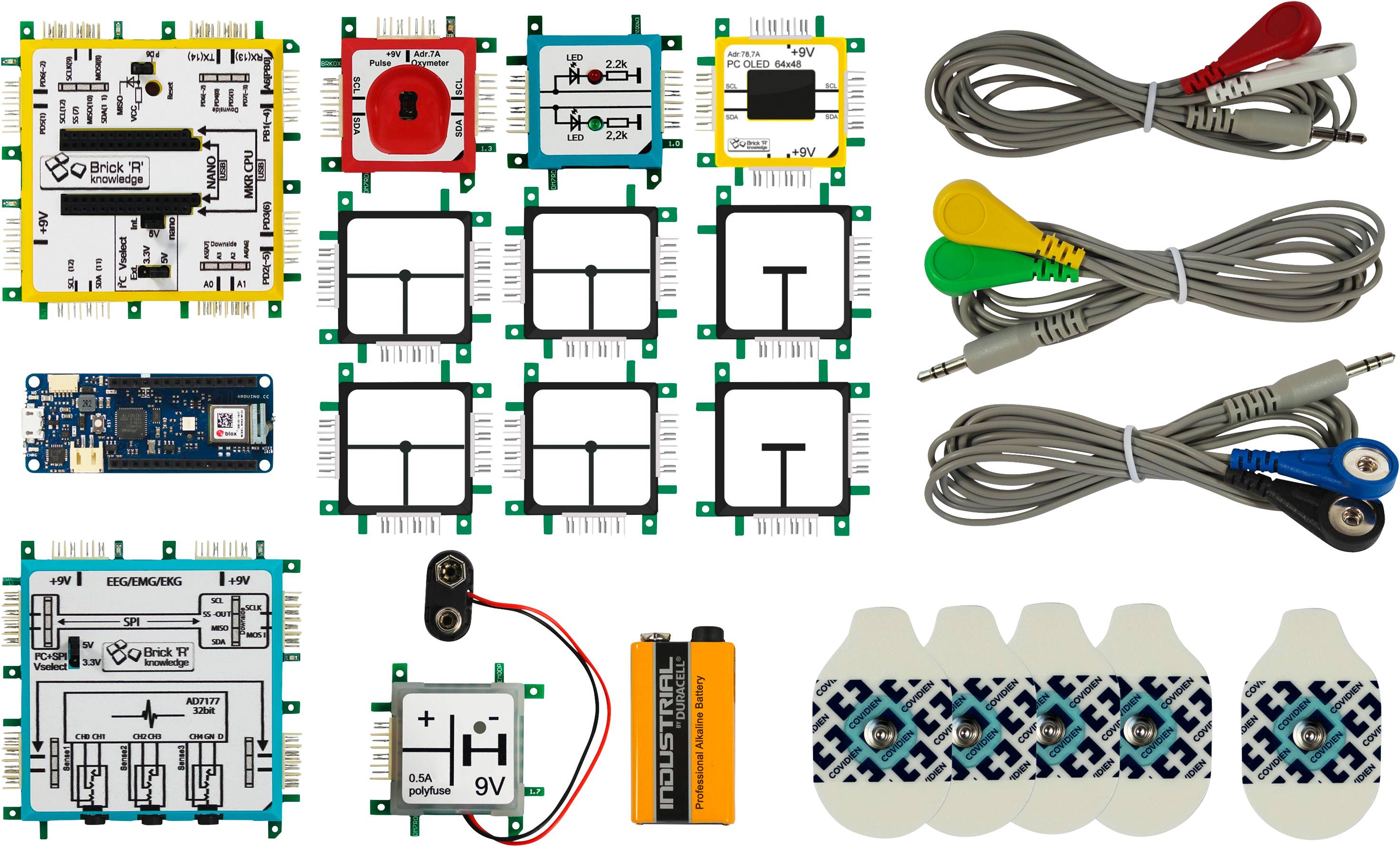 Różne komponenty elektroniczne i kable na białym tle, w tym mikrokontroler, przewody i czujniki.