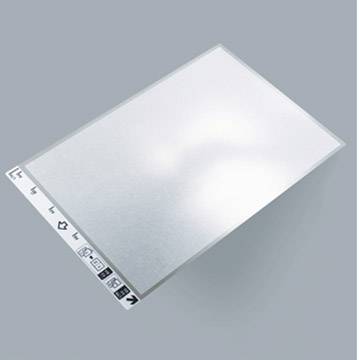 Prostokątny, szary segregator z widocznymi przekładkami z boku, leżący na szarym tle.