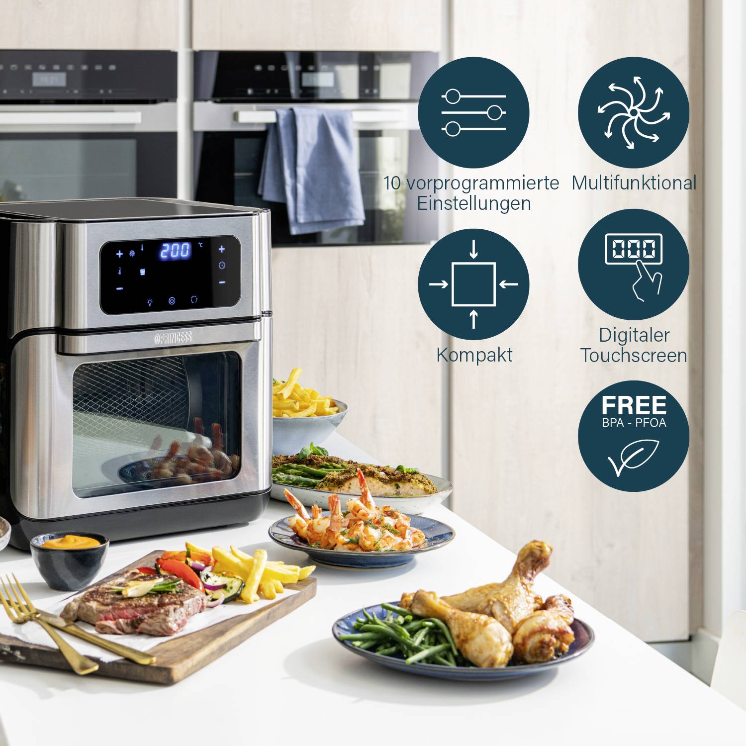 Cyfrowy piekarnik na gorące powietrze stojący na blacie kuchennym, otoczony talerzami z frytkami, udkami z kurczaka, krewetkami i warzywami.