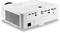 Biały projektor z różnymi złączami z tyłu, w tym złączami HDMI, USB i VGA, na białym tle.