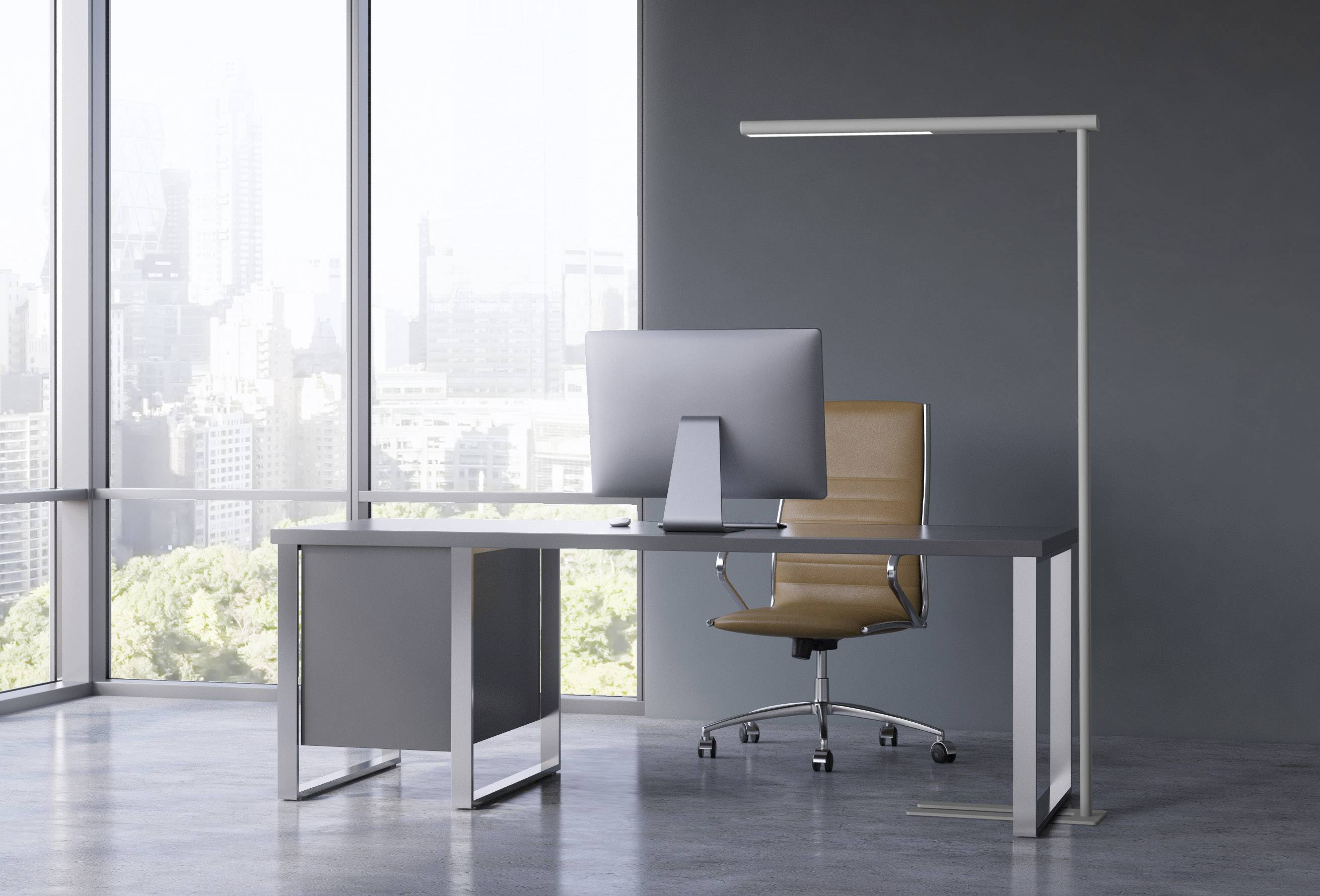 Nowoczesne biuro z dużym oknem, biurkiem, ekranem komputerowym i brązowym fotelem biurowym. W tle widoczna panorama miasta.