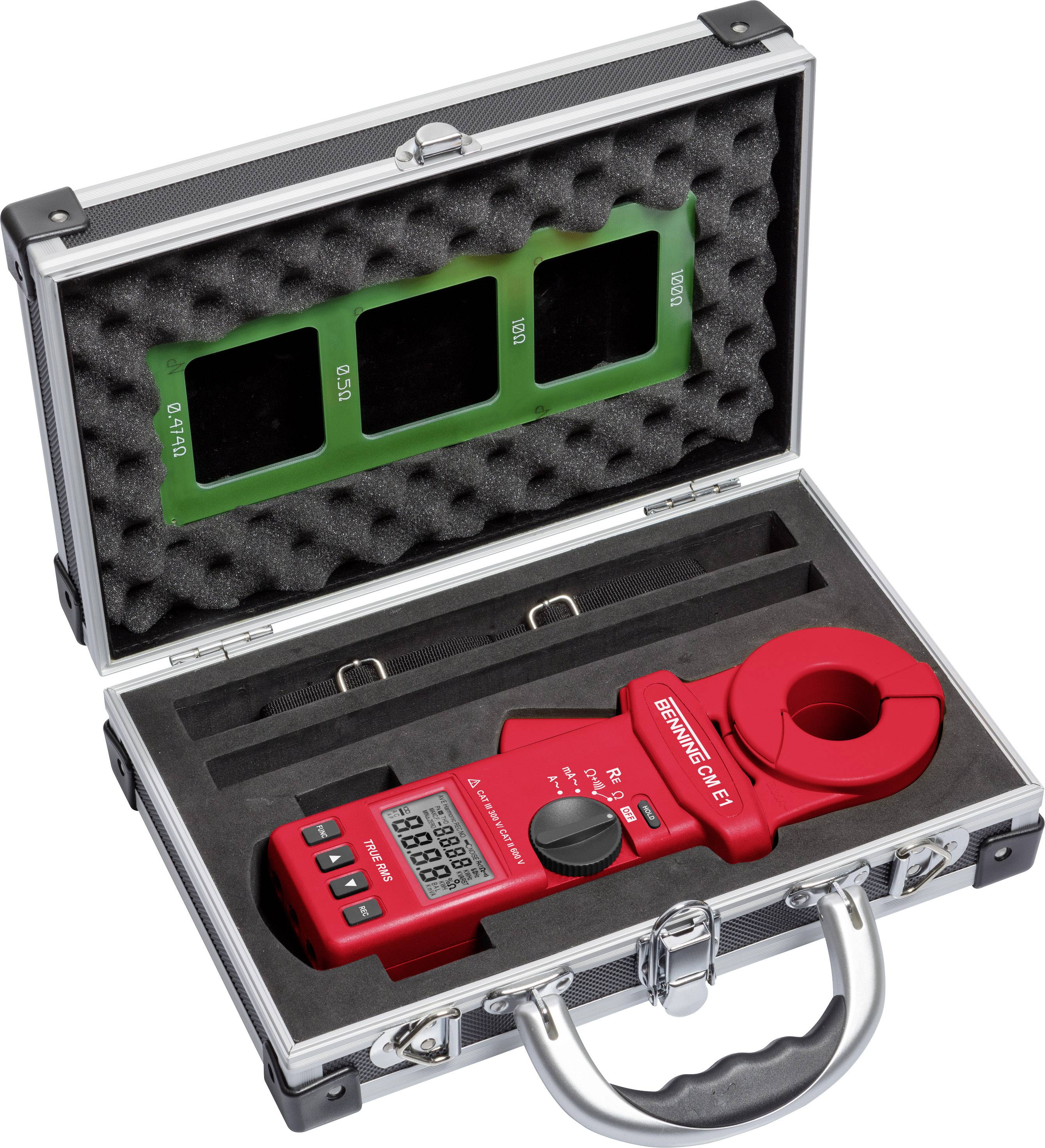 Miernik uziemienia w kolorze czerwonym w otwartej srebrnej walizce z wkładką piankową i czterema czarnymi oknami adaptera.