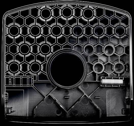 Przezroczysta obudowa z tworzywa sztucznego o sześciokątnym wzorze plastra miodu z kilkoma okrągłymi otworami; centralne duże wejście.