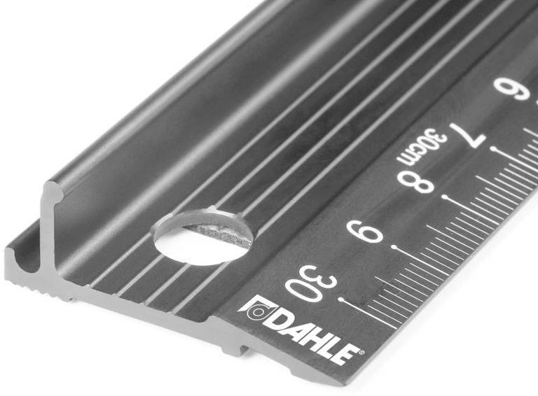 Linijka metalowa ze skalą metryczną od zera do 30 cm, duże liczby co 5 cm. Nadrukowany znak firmowy 'Dahle'.