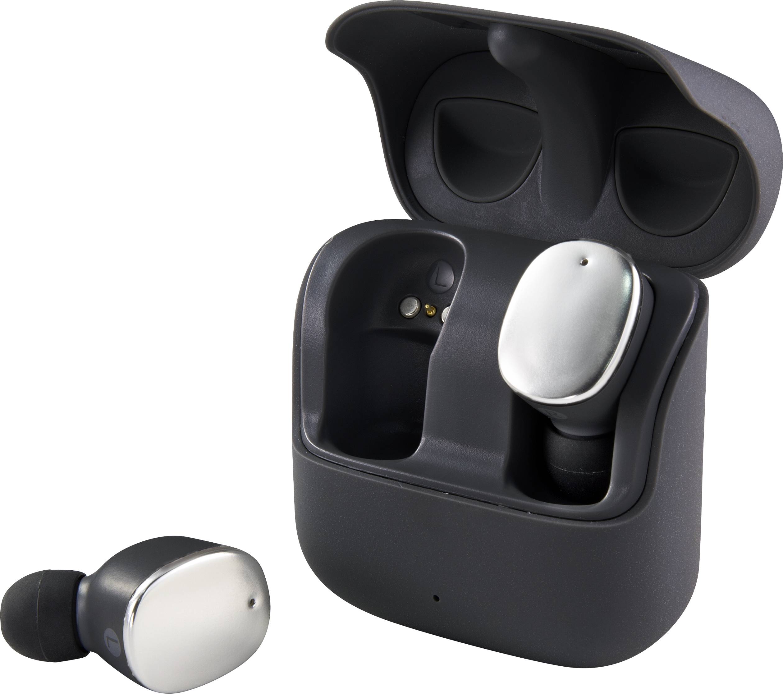 Para bezprzewodowych, srebrnych słuchawek dousznych w otwartym etui ładującym. Jedna słuchawka leży obok.