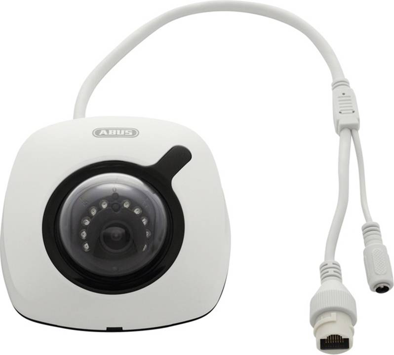 Biała kamera monitoringu z okrągłą soczewką i widocznymi diodami LED, podłączona za pomocą przewodu Ethernet.