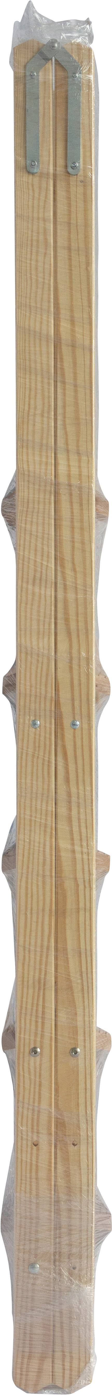 Drewniany kij od miotły z kilkoma metalowymi ostrzami wysuniętymi na boki. Ostrza są rozmieszczone równomiernie.