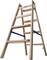 Drewniana drabina z sześcioma szczeblami, w pozycji otwartej i stabilnie ustawionej. Odpowiednia do użytku wewnątrz pomieszczeń.