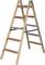Podwójna drabina drewniana z czterema stopniami po każdej stronie, stabilna i solidna. Przeznaczona głównie do wspierania prac na wysokości.