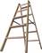 Drewniana drabina o sześciu stopniach jest rozłożona. Jest stabilna i nadaje się do osiągania wyższych obszarów wewnątrz pomieszczeń.