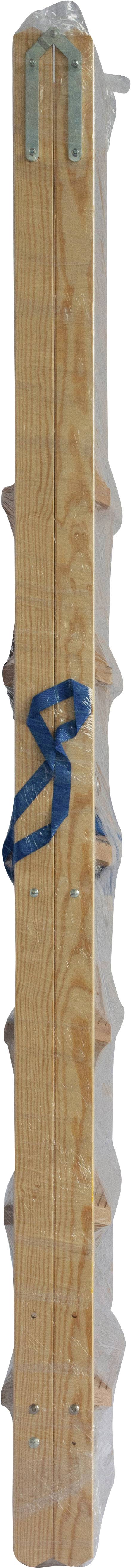 Długa, drewniana deska z przymocowanymi hakami metalowymi; luźno owinięta wokół niej niebieska lina.