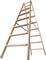 Drabina drewniana w kształcie litery A na białym tle, ukazująca szczeble i stabilizatory.