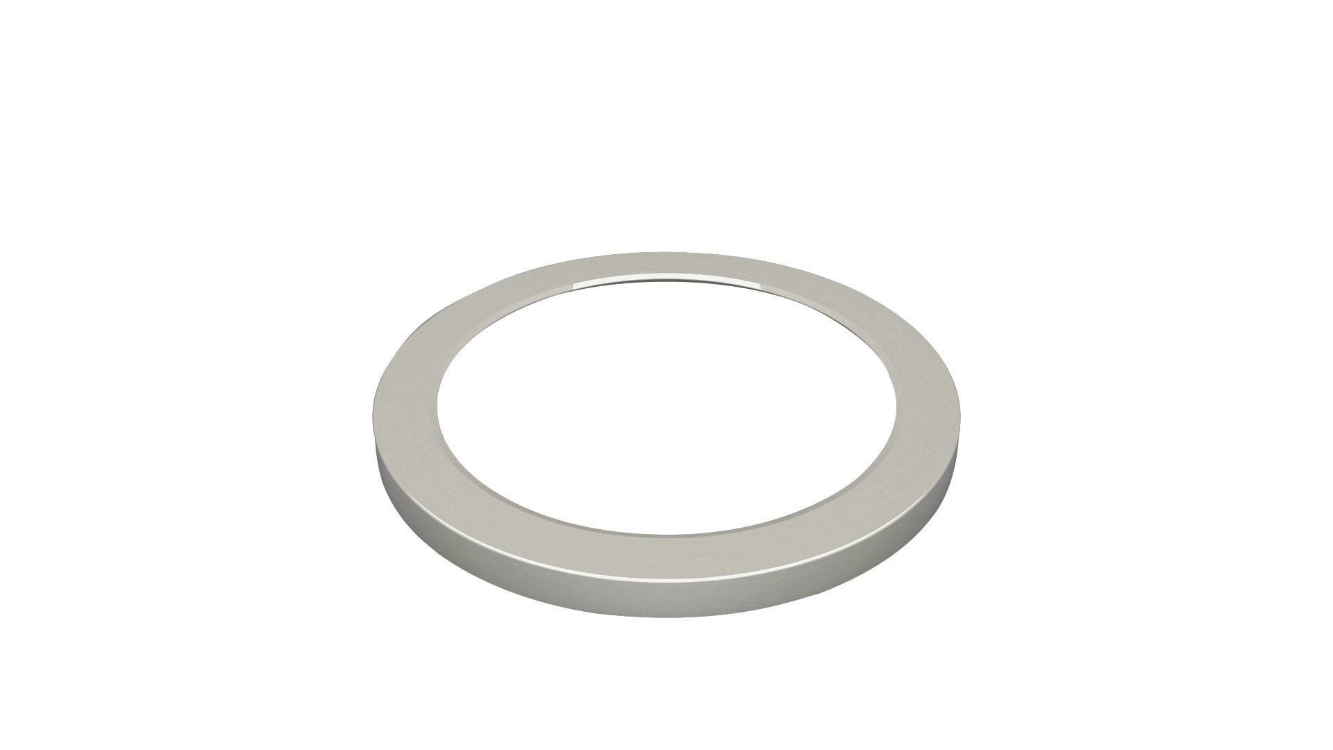 Srebrny, okrągły, płaski pierścień o gładkiej powierzchni.