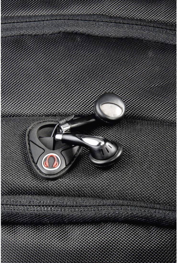 Para czarnych słuchawek spoczywa na czarnym tle materiału, sfotografowana z bliska.