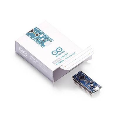 Arduino Nano w kolorze niebieskim z odsłoniętymi pinami. Leży obok swojego opakowania.
