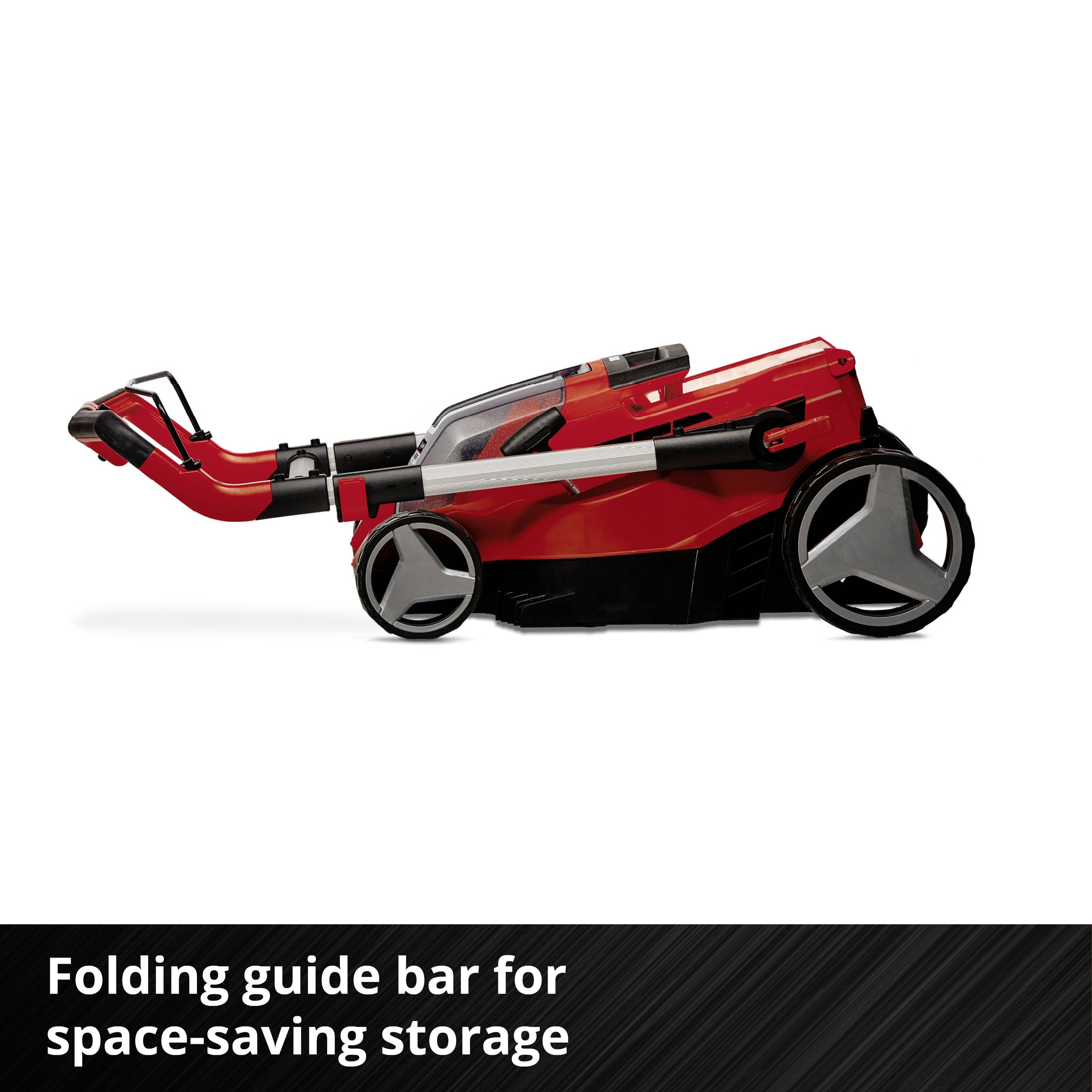 Czerwona kosiarka z dużymi kołami i składaną rączką do przechowywania w małej przestrzeni jest pokazana z boku.