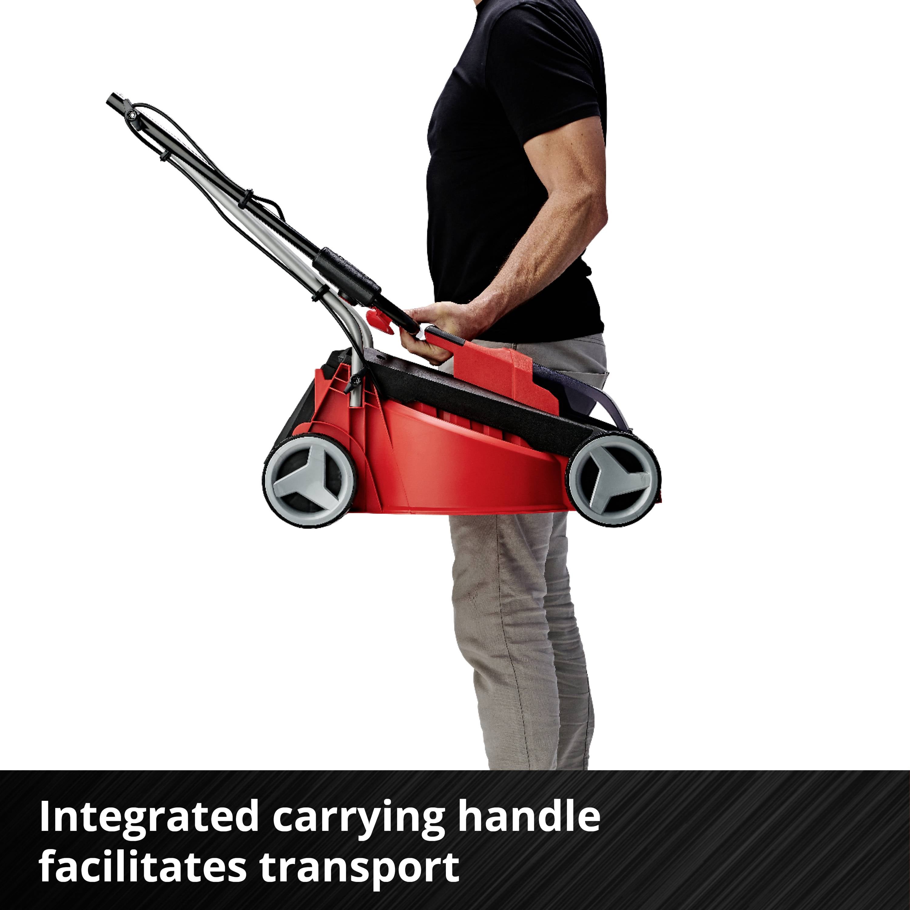 Osoba transportuje czerwoną kosiarką z wbudowanym uchwytem, który ułatwia przenoszenie.