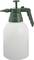 Butelka rozpylająca z zielonym uchwytem i mechanizmem pompującym. Odpowiednia do prac ogrodowych lub porządkowych.