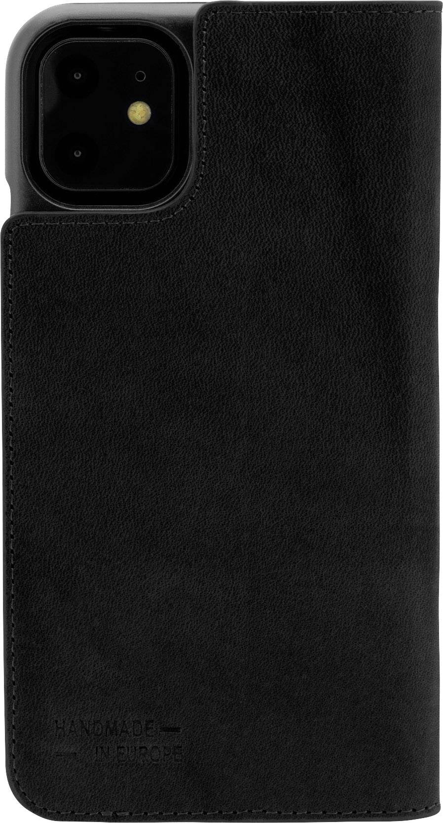 Czarna skórzana obudowa na telefon z wytłoczonym napisem 'Handmade in Europe'. Etui obejmuje tylną część smartfona.