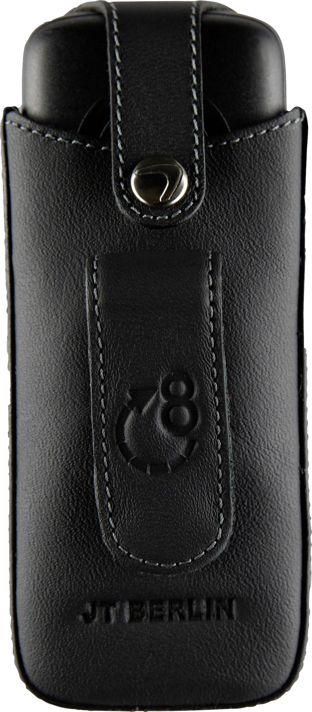 Czarna skórzana obudowa z zapięciem na guzik, wytłoczona logo 'JT BERLIN' i stylizowaną kulą ziemską. Zapewnia bezpieczne trzymanie urządzenia.