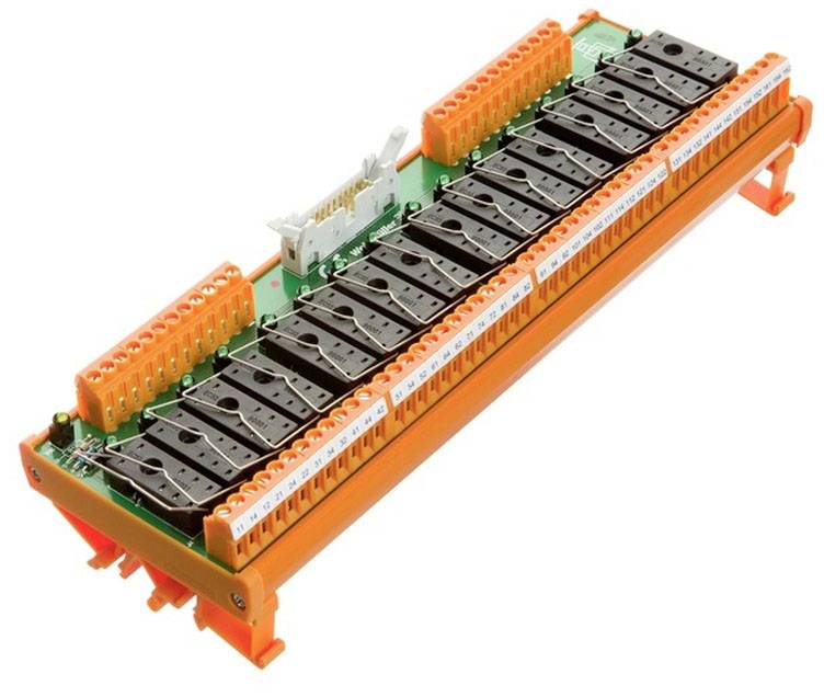 Pomarańczowy blok złączowy z wieloma rzędami zacisków i przełączników, stosowany do połączeń elektrycznych i dystrybucji sygnałów.
