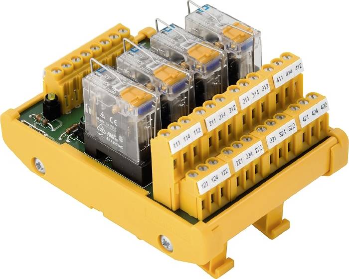 Moduł z czterema przekaźnikami na płytce drukowanej, otoczony żółtymi zaciskami przyłączeniowymi. Układ elektroniczny do zastosowań sterujących.