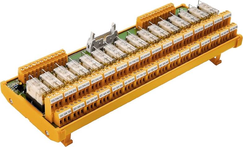 Pomarańczowa karta przekaźnikowa z wieloma rzędami przekaźników i złączami, stosowana w zastosowaniach elektrycznego sterowania.
