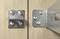 Metalowy anioł zamontowany na drewnianych drzwiach, przedstawiający mocowanie za pomocą śrub na powierzchni drewna.
