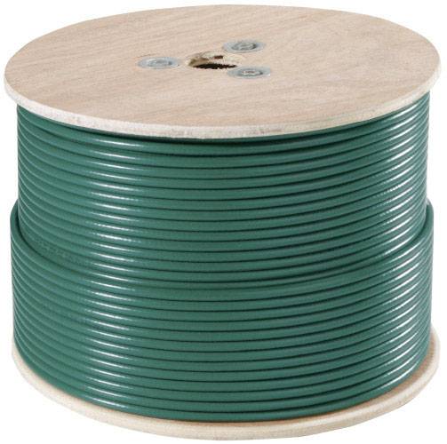 Duża drewniana szpula z nawiniętym zielonym przewodem.