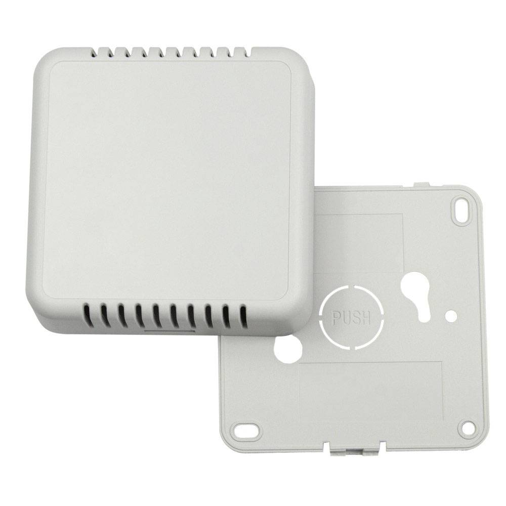 Prostokątna, biała plastikowa pokrywa obok swojej osłony z otworami wentylacyjnymi, prawdopodobnie przeznaczona do urządzenia elektronicznego.