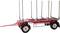 Czerwona drewniana przyczepa z kilkoma pionowymi stojakami do transportu pni drzew. Posiada dwa duże koła i dyszę zaczepową.