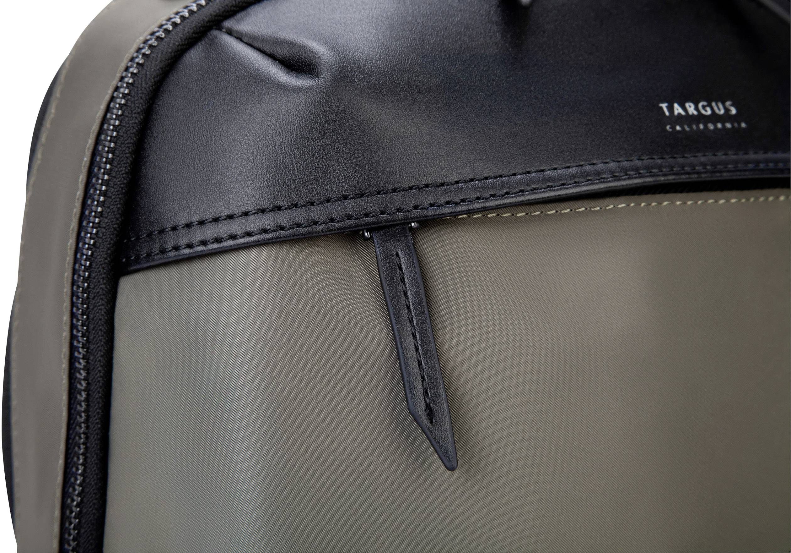 Zbliżenie plecaka Targus w kolorach czarnym i oliwkowym. Widoczny zamek błyskawiczny z dodatkowym paskiem przedłużającym.