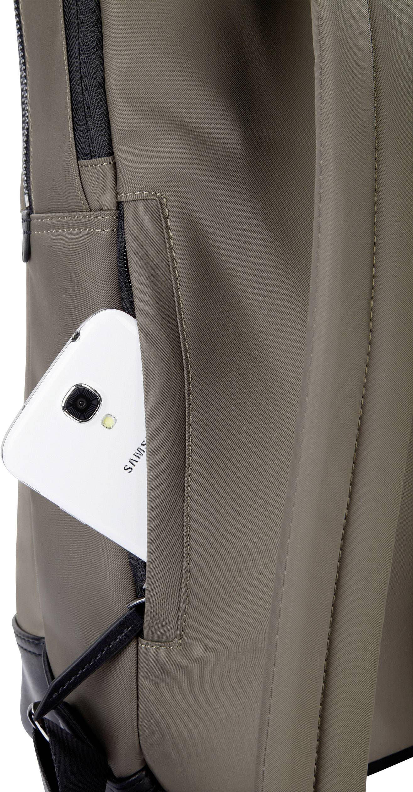 Torba z telefonem komórkowym w kieszeni bocznej.