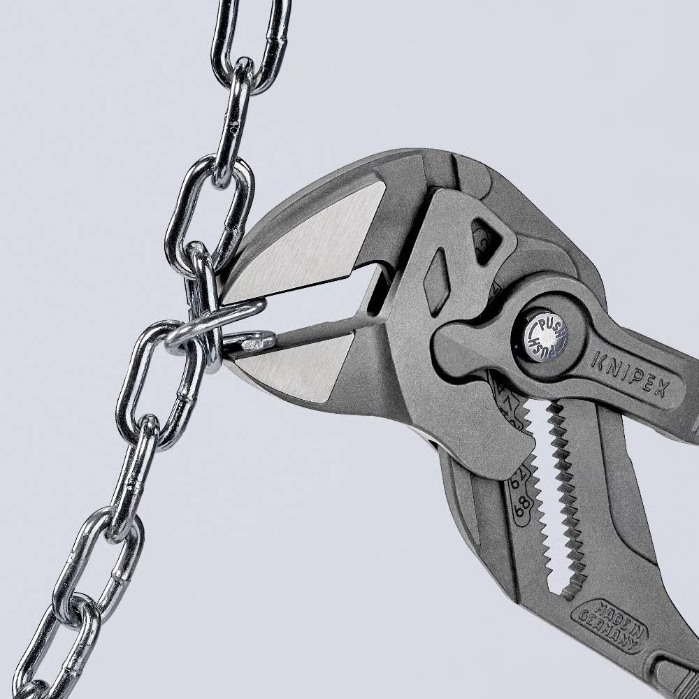 Obcęgi przecinają metalowy łańcuch.