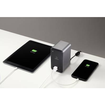 Tablet i smartfon leżące na stole, oba na ekranie ładowania i podłączone do powerbanku.
