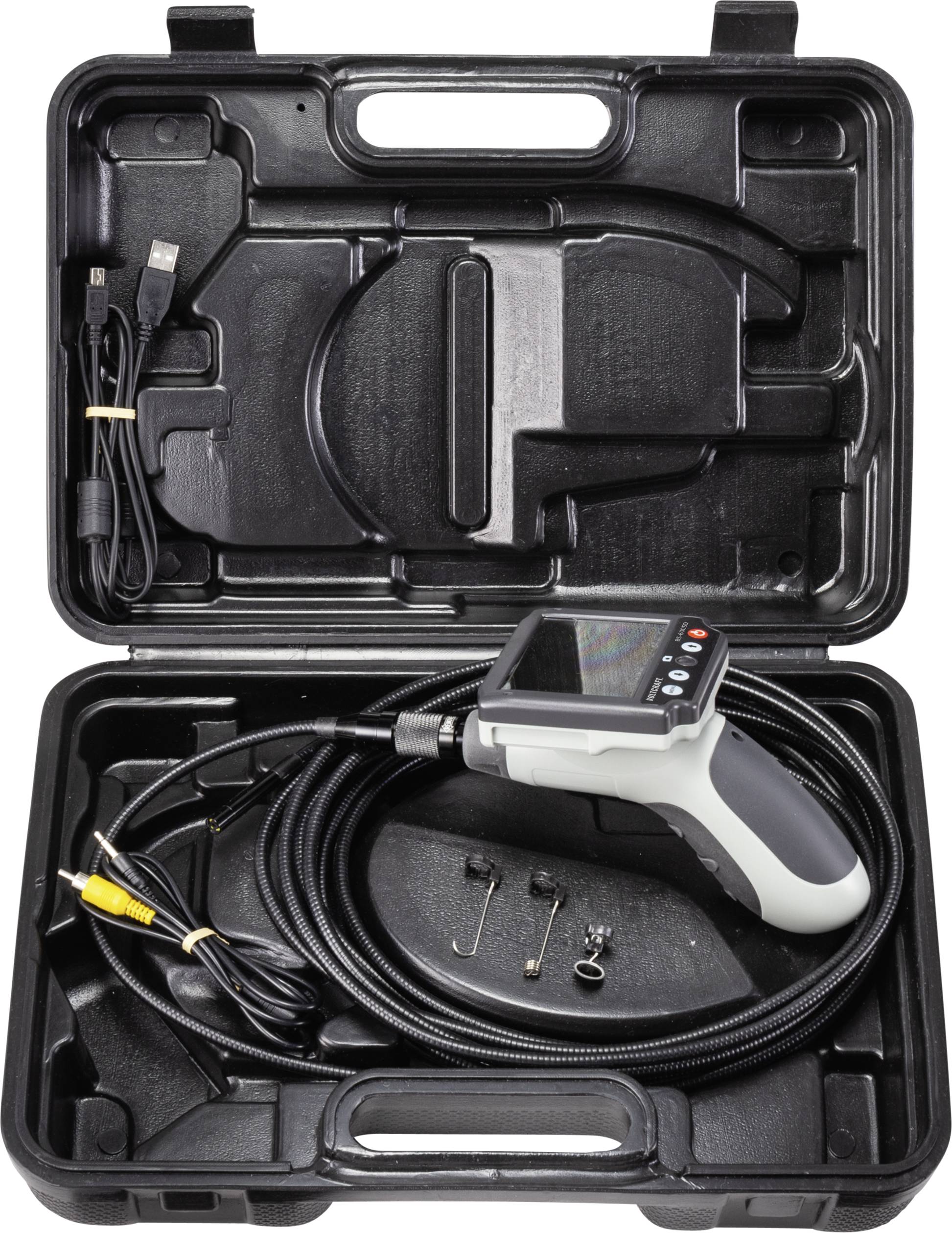 Zestaw kamery inspekcyjnej w otwartej czarnej walizce. Zawiera kamerę z wyświetlaczem, przewody, światła, akcesoria oraz kabel USB.