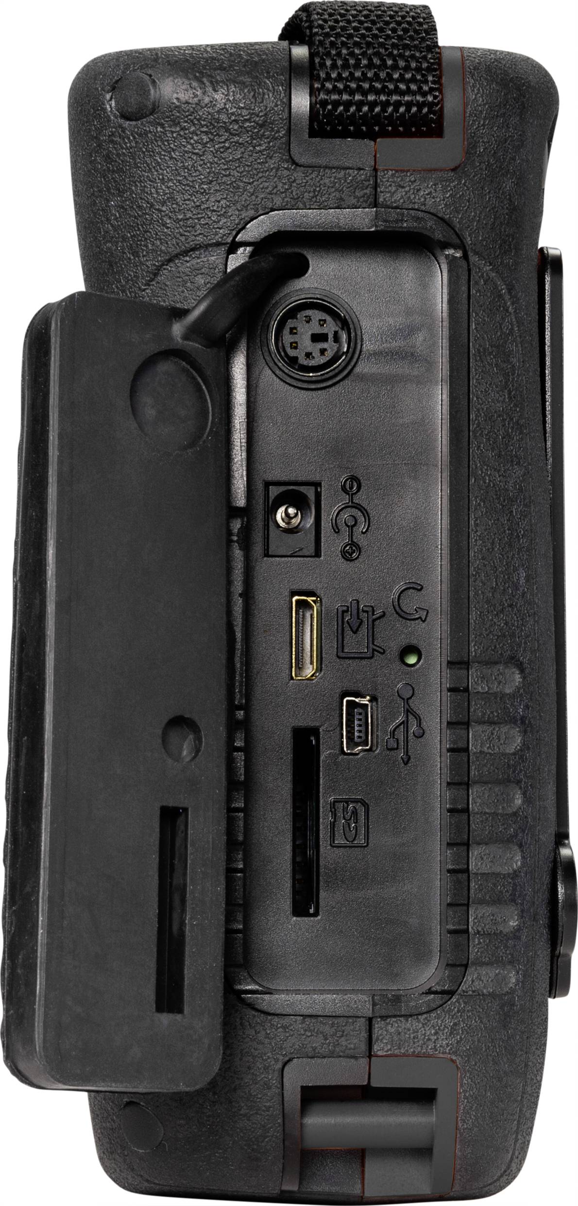 Tylna strona kamery z otwartą komorą przyłączy. Widoczne złącza: USB, HDMI, audio oraz gniazdo karty pamięci.