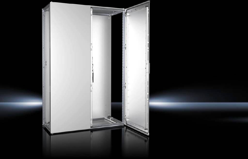 Stojąca, otwarta szafa przemysłowa o metalicznym wykończeniu, umieszczona na ciemnej, odbijającej powierzchni na czarnym tle.