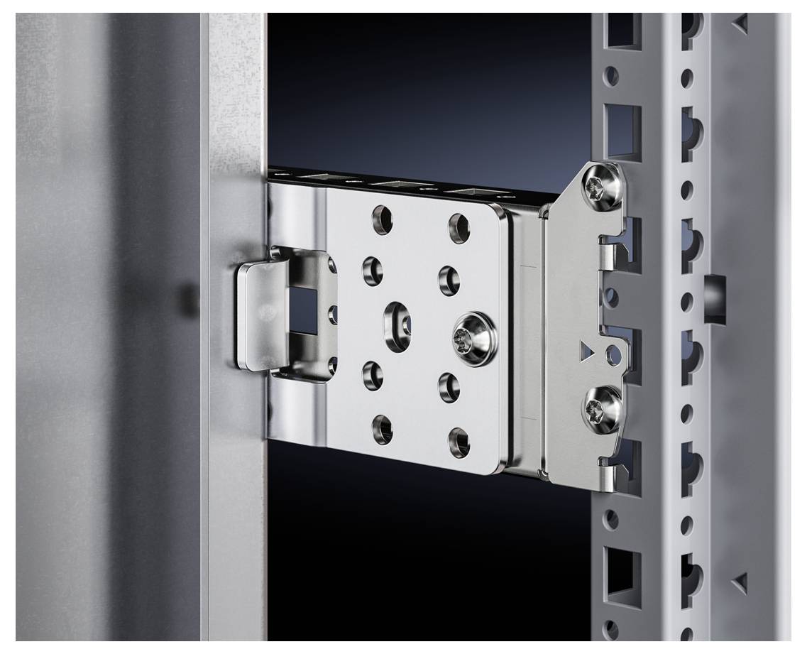 Metalowe mocowanie zawiasowe z wieloma śrubami zamocowane do pionowej podpory, prezentujące przykład przemysłowego mocowania.