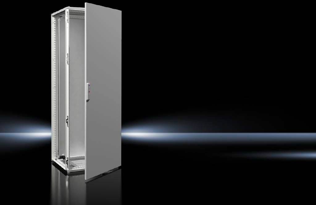 Otwarty metalowy schowek w ciemnym pomieszczeniu, pusty w środku. Drzwiczki szafki są częściowo otwarte, słabe światło pada od tyłu.