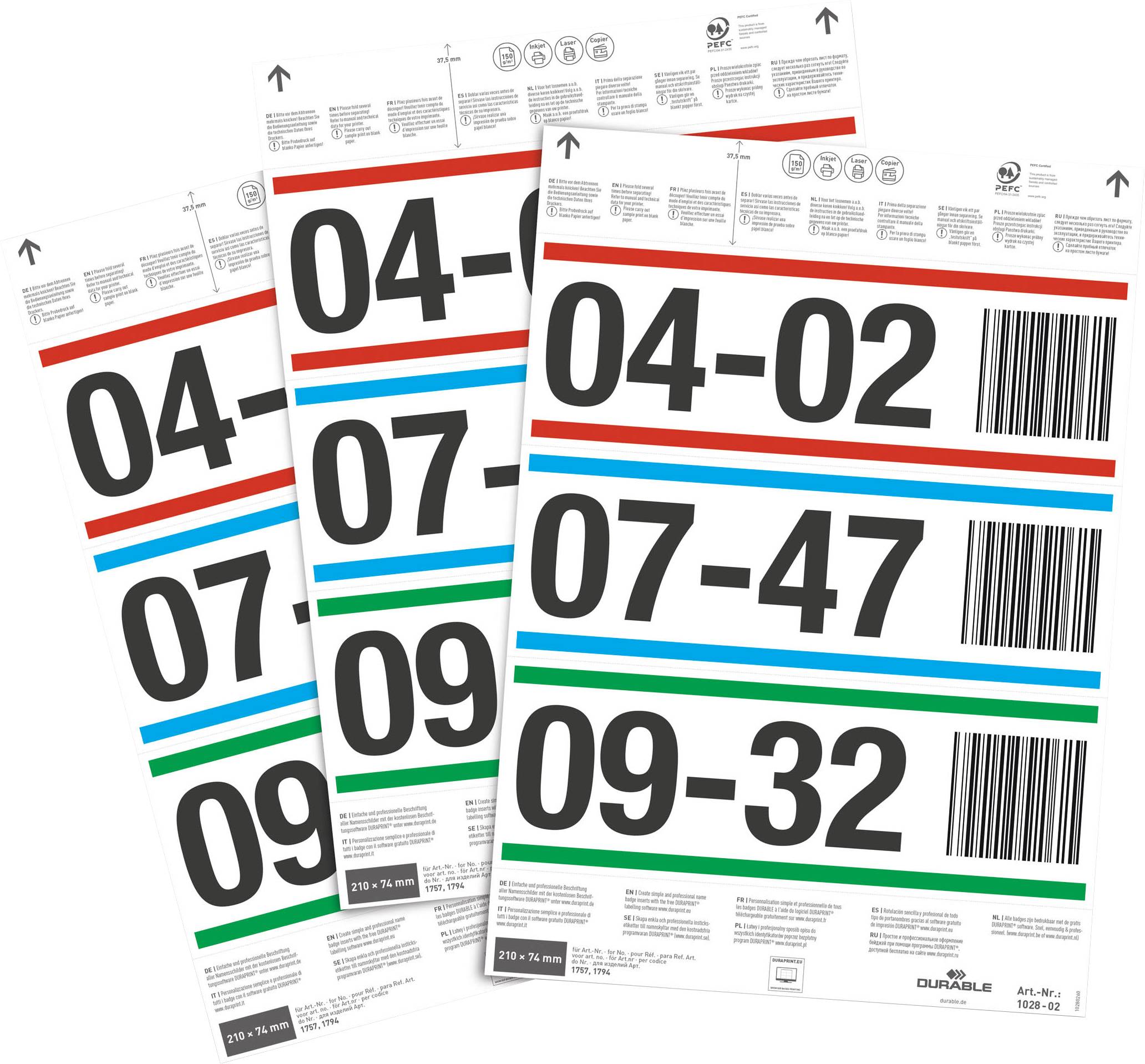 Trzy ponumerowane tabliczki w kolorach czerwonym, niebieskim i zielonym z czarnymi cyframi i kodami kreskowymi, umożliwiają zorganizowaną identyfikację magazynową.