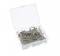 Mała, przezroczysta plastikowa skrzyneczka wypełniona srebrzysto-metalowymi kołkami służącymi do zabezpieczania mocowań.