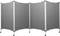 Szara, czteroczęściowa mobilna ścianka działowa na kółkach, idealna do podziału przestrzeni w biurach lub salach konferencyjnych.