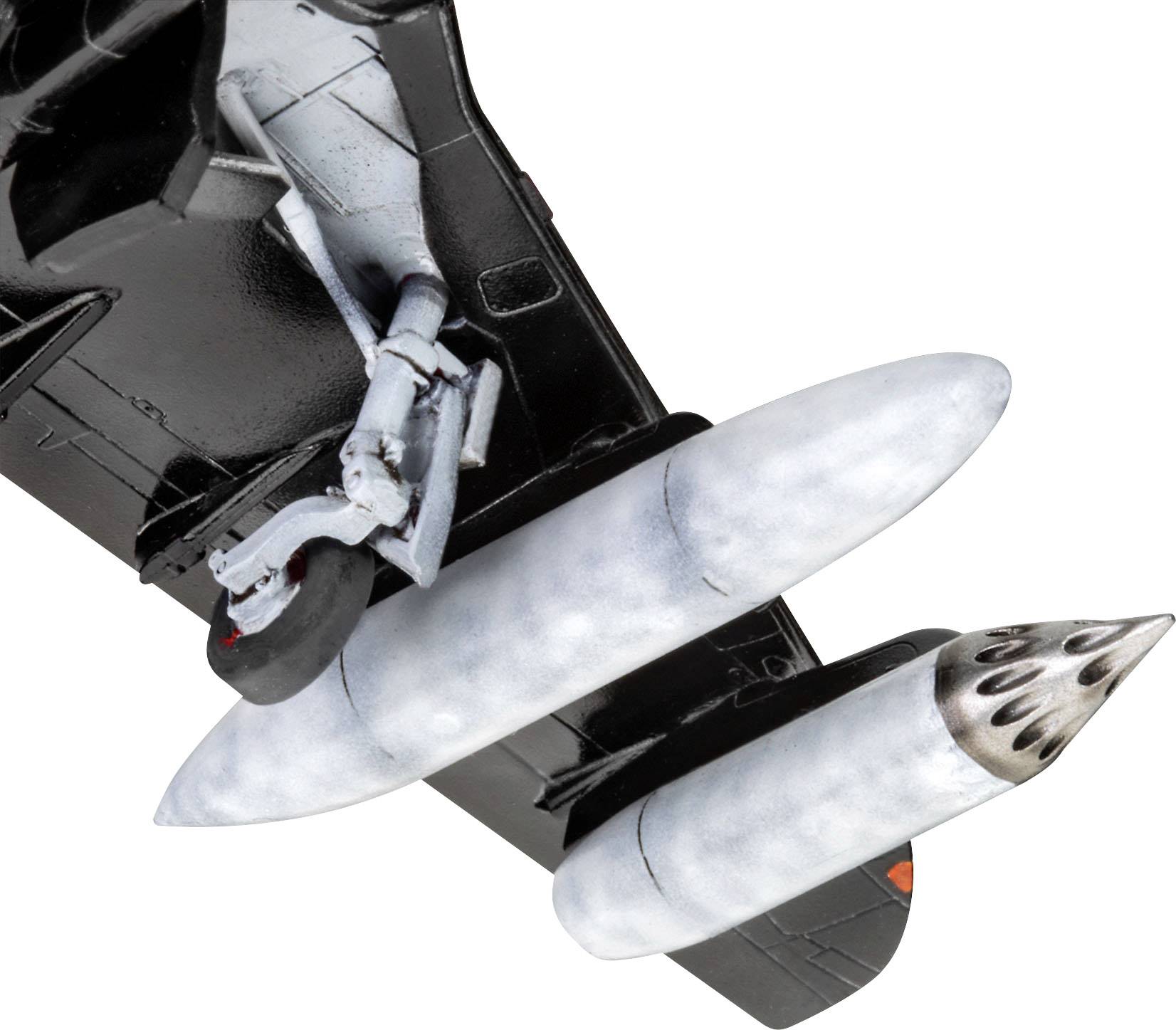 Czarny model samolotu z dwoma srebrnymi rakietami pod skrzydłami. Podwozie jest wysunięte.