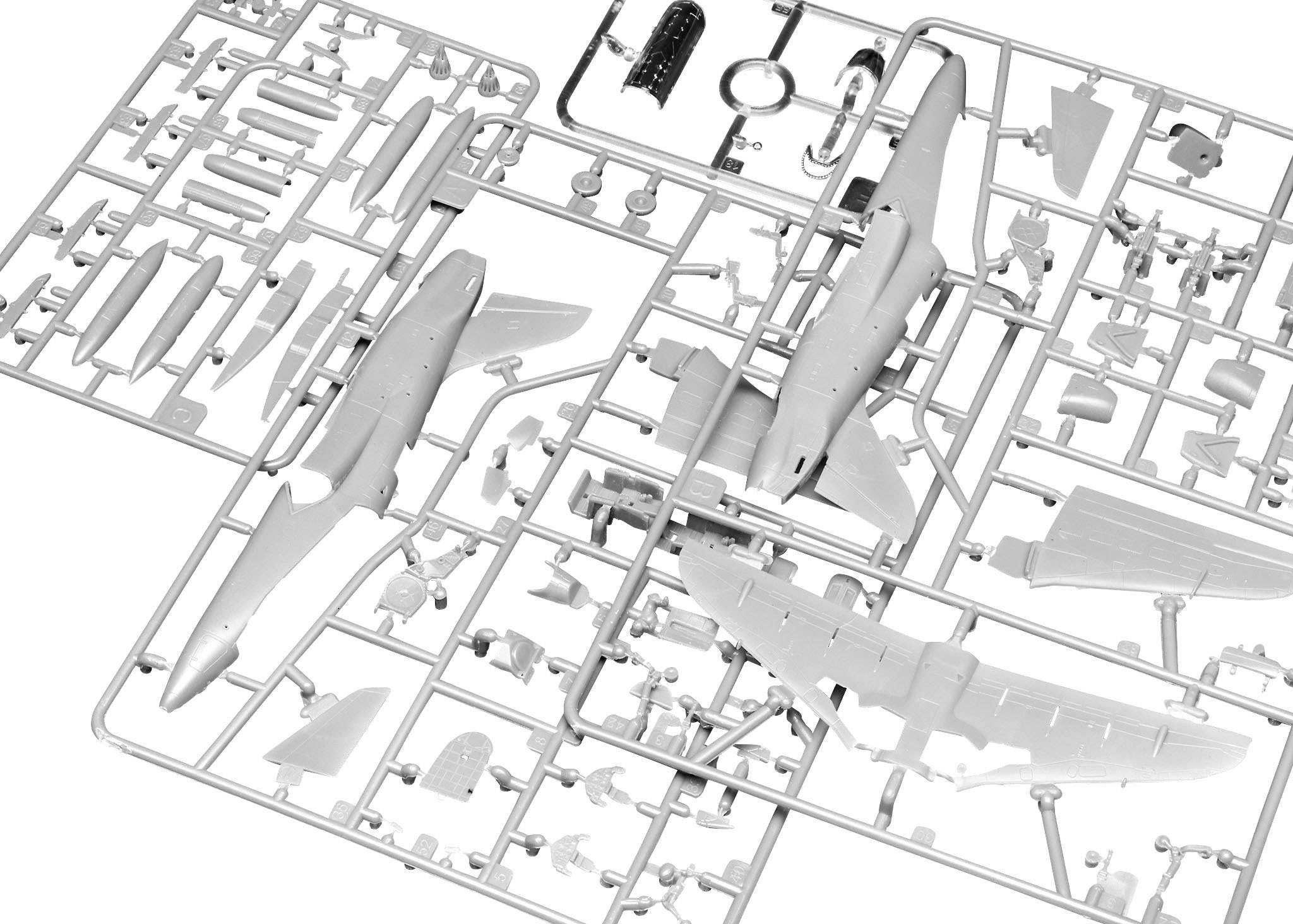 Plastikowy zestaw modelarski samolotu, zawarty na ramce odlewniczej, otoczony licznymi częściami do złożenia.