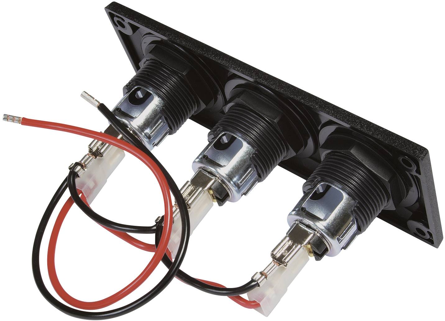 'Trzy czarne wtyczki okrągłe na tablicy montażowej, połączone czerwonymi i czarnymi przewodami, widok z boku.'