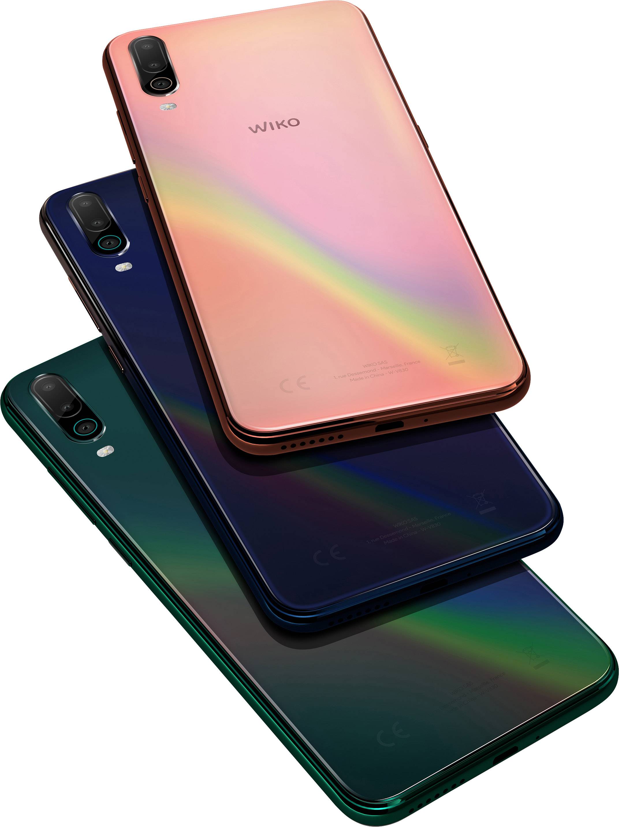 Trzy kolorowe smartfony, ułożone pod skosem, prezentują swoją gładką tylną stronę. Kolory: różowy, niebieski, zielony z efektem tęczy.