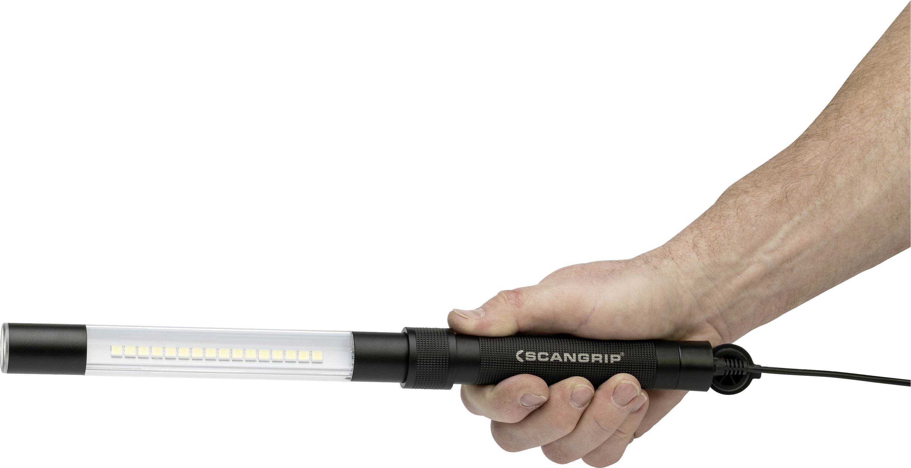 Jedna ręka trzyma podłużną, smukłą lampę roboczą. Diody LED są ułożone w rzędzie. Kabel biegnie od podstawy.