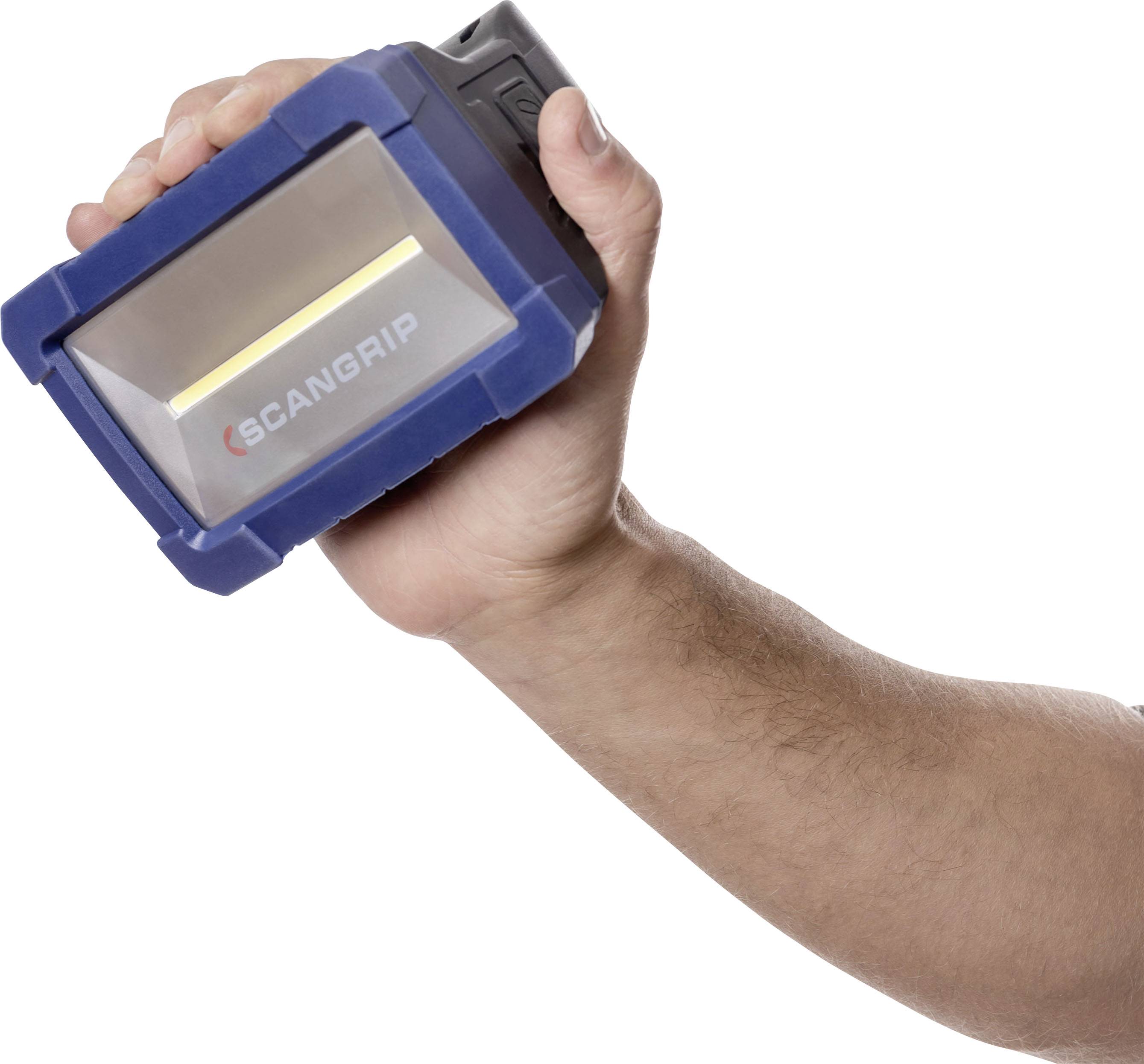 Ręka trzyma niebieską, przenośną lampę roboczą z widocznym białym światłem.