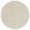 Okrągły dywan w kolorze beżowym o delikatnej strukturze tkania, równomiernie zabarwiony, pozbawiony widocznych wzorów lub ornamentów.